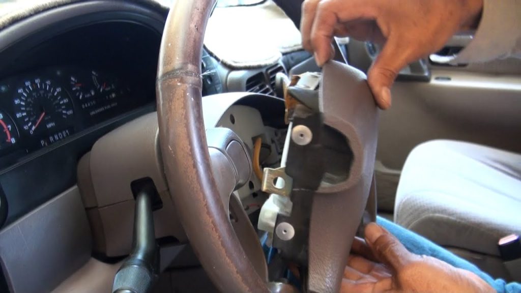 How to Remove an Airbag Steering Wheel