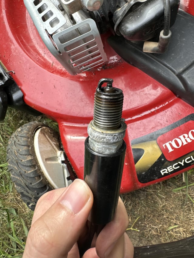 What Spark Plug Does a Toro Recycler 22 Use
