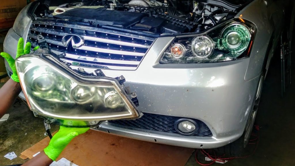 How to Change Headlight Bulb on 2007 Infiniti M35