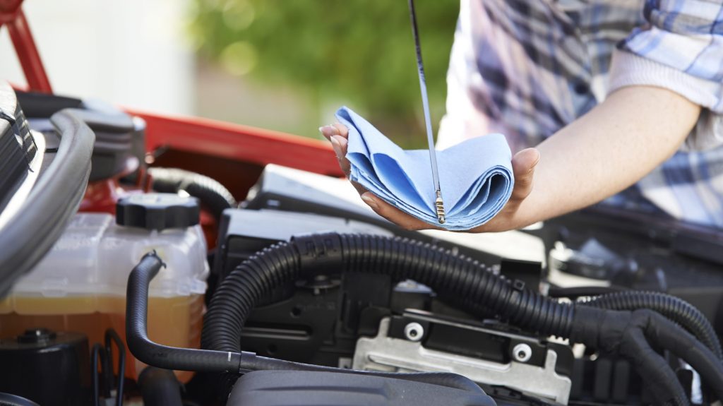 Pros And Cons of Using Synthetic Motor Oil